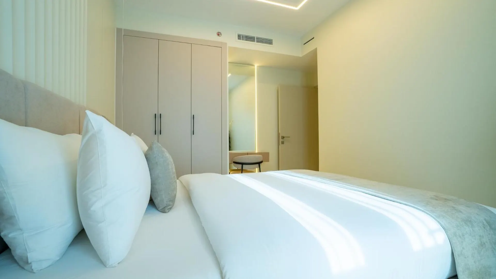 Elegant 3 Bedrooms Among Clouds Dubai 0*,  United Arab Emirates